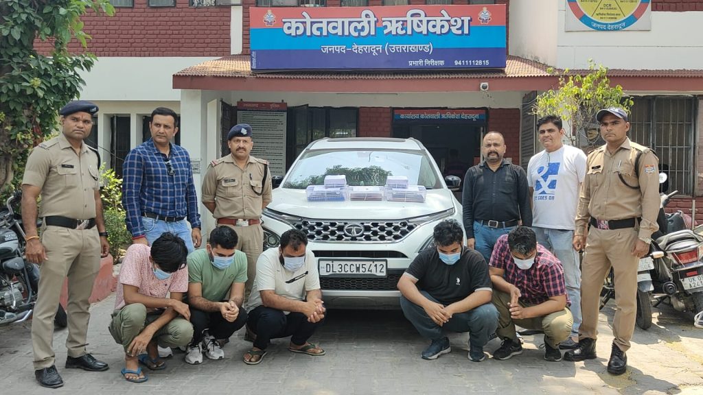 नकल माफियाओं पर दून पुलिस की  सर्जिकल स्ट्राइक 5 गिरफ्तार