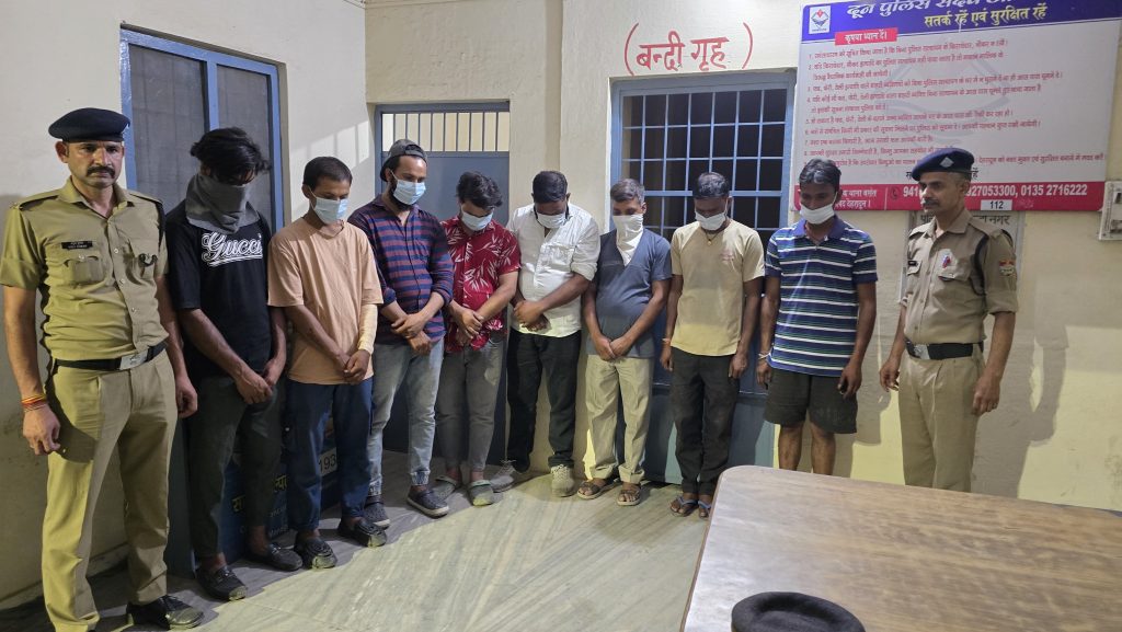 कप्तान अजय सिंह ने घटना का स्वयं लिया था संज्ञान,सड़क पर गुंडई करते 8 ऑटो चालक गिरफ्तार
