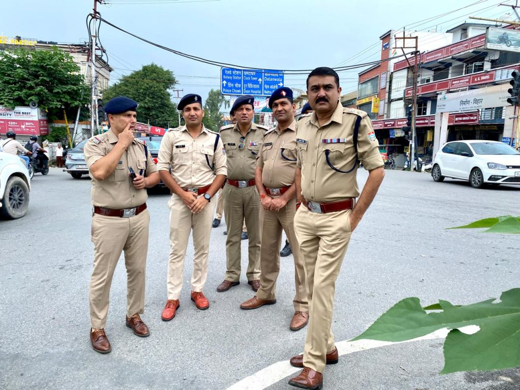 SSP himself came on the roads to take stock of the city’s traffic system, gave instructions to close many cuts