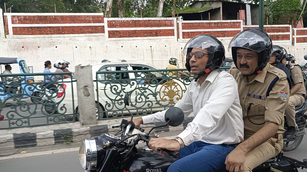 DM Savin and SSP Ajay went out on a bike to check the traffic system