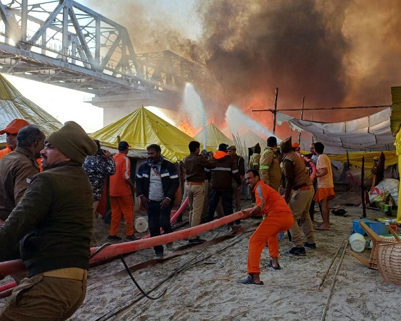 महाकुंभ मेला में लगी आग की मजिस्ट्रेटी जांच शुरू,पुलिस व प्रशासन ने राहत व बचाव कार्य के लिए मोर्चा संभाला
