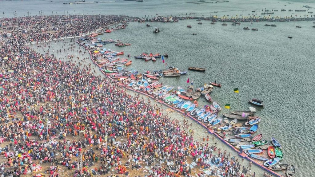 महाकुम्भ में सर्दी की परवाह किए बिना नंगे पांव चलते हुए भक्तों की आस्था,कुंभ में व्यवस्था पहले से बेहतर