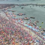 महाकुम्भ में सर्दी की परवाह किए बिना नंगे पांव चलते हुए भक्तों की आस्था,कुंभ में व्यवस्था पहले से बेहतर