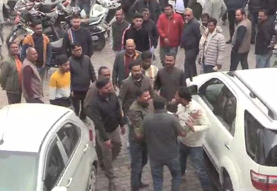 उत्तराखंड कांग्रेस मुख्यालय में जबरदस्त हंगामा, कार्यकर्ताओं ने टिकट बेचने का लगाया आरोप