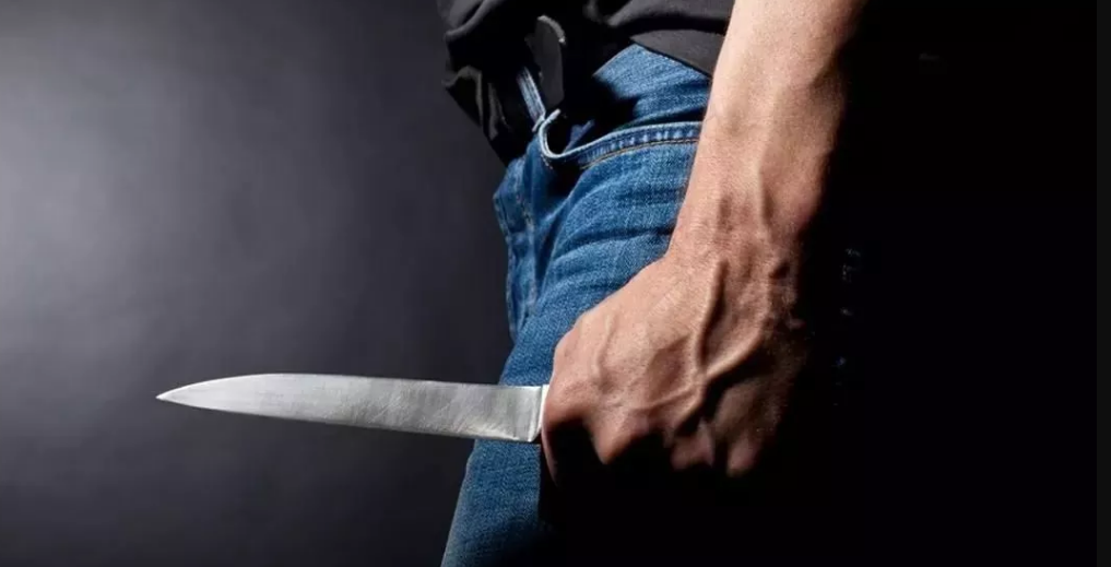 फरीदाबाद में एक व्यक्ति ने नारियल काटने वाली कुल्हाड़ी से तीन लोगों पर किया हमला,फोन पर हुई कहासुनी
