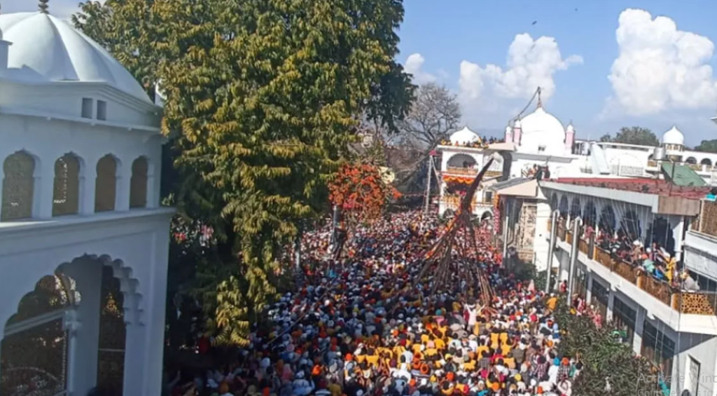 झंडा मेला आस्था का सैलाब उमड़ पड़ा 90 फीट ऊंचे झंडेजी के आरोहण के साक्षी बने हजारों श्रद्धालु