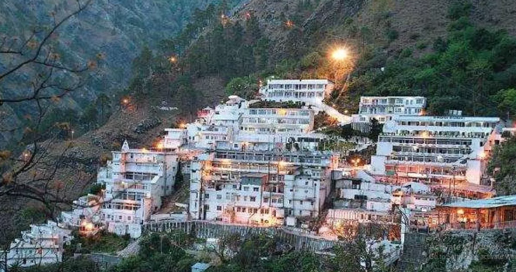 मां वैष्णो देवी मंदिर भवन में एक महिला सुरक्षा जांच को तोड़ते हुए पिस्तौल लेकर पहुंच गई