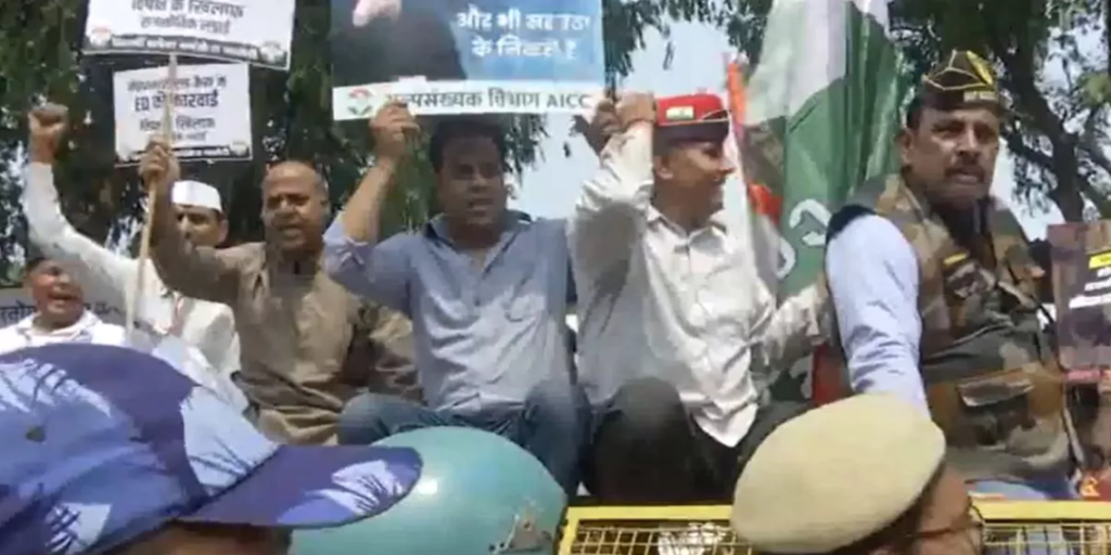 सोनिया-राहुल गांधी के खिलाफ मनी लॉन्ड्रिंग केस में चार्जशीट दाखिल, कांग्रेस पार्टी ने किया प्रदर्शन
