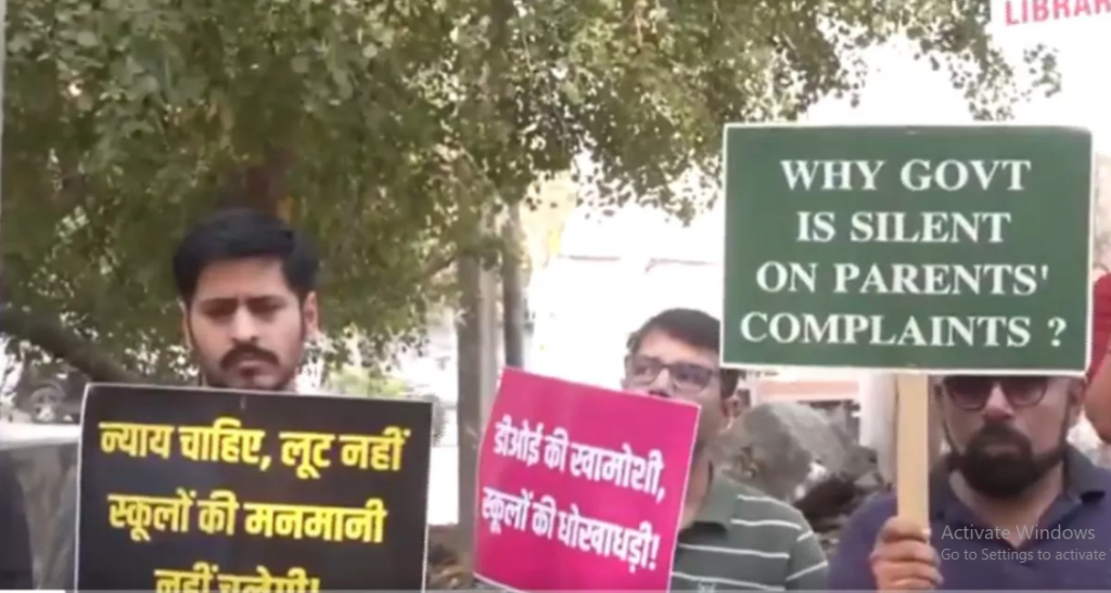 दिल्ली के स्कूलों में हुई फीस वृद्धि को लेकर प्रदर्शन कर रहे लोग,शिक्षा मंत्री बोले- भ्रष्टाचार की होगी जांच