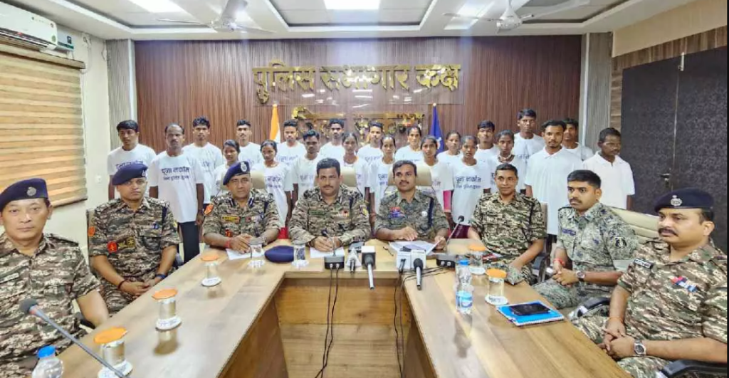 छत्तीसगढ़  में 22 नक्सलियों ने पुलिस के सामने घुटने टेके,16 लाख की इनामी नक्सली दंपत्ति का नाम भी शामिल