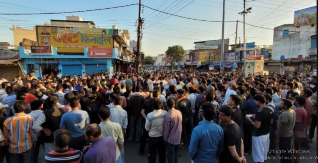 यमुना नदी में गोवंश के अवशेष मिलने से हिंदू संगठन भरके,हरबर्टपुर चौक और पांवटा साहिब में हाईवे जाम