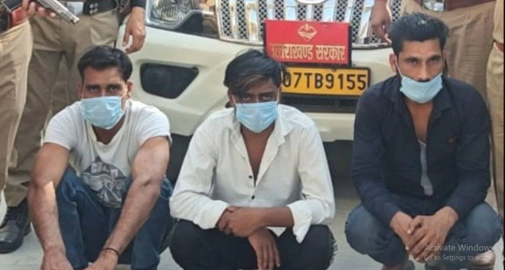 उत्तराखंड में बोलेरो पर सरकारी नेम प्लेट लगाकर दबंगई दिखाने वाले तीन युवकों को पुलिस ने किया गिरफ्तार