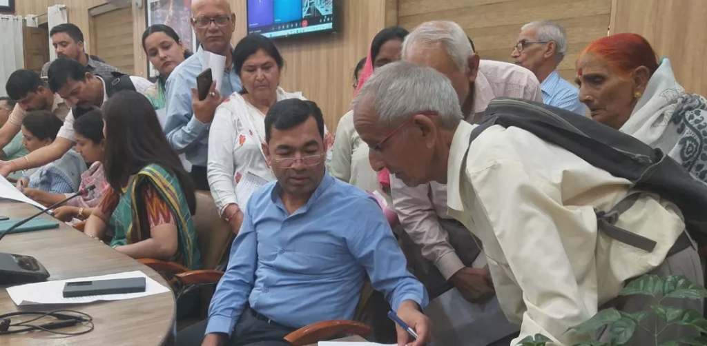 पलटन बाजार में महिलाओं और छात्राओं से छेड़छाड़ की घटनाएं जारी, प्रशासन ने पुलिस को कार्रवाई के दिए निर्देश