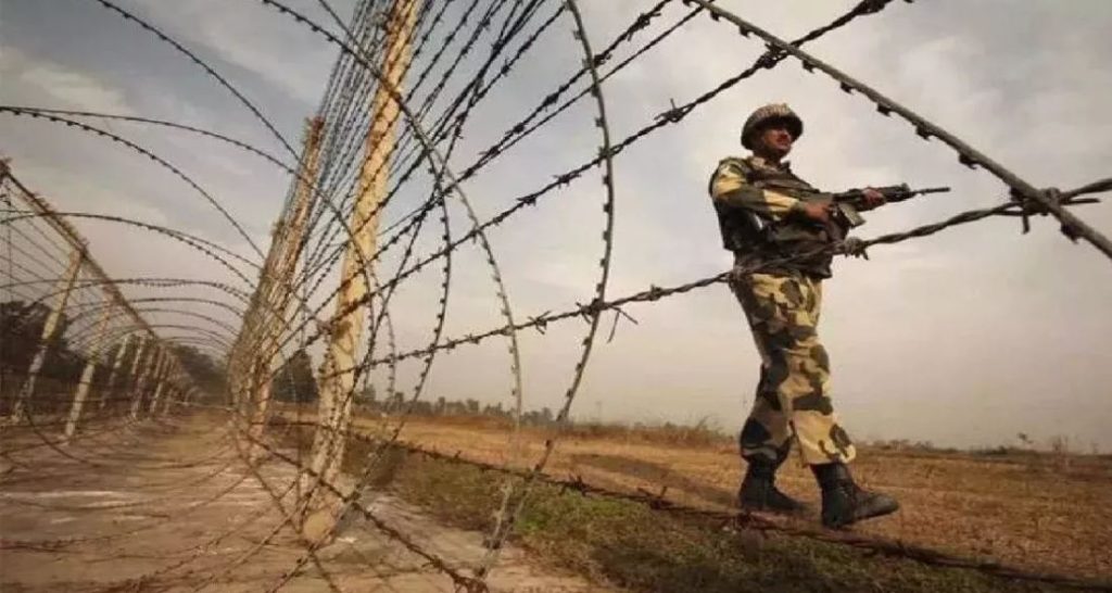 गुजरात में भारतीय क्षेत्र में घुसने की कोशिश कर रहे पाकिस्तानी घुसपैठिए, बीएसएफ  ने मार गिराया