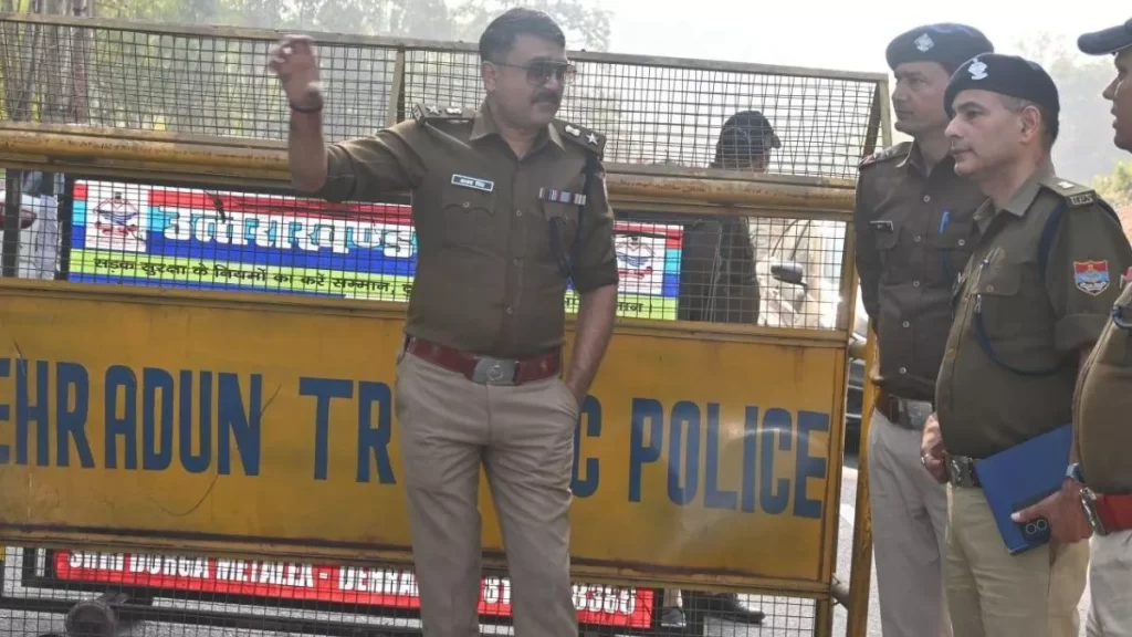 वायरल होने के शौक में स्टंट करने वाले युवकों को पुलिस के हिरासत में, तीन लग्जरी वाहन सीज