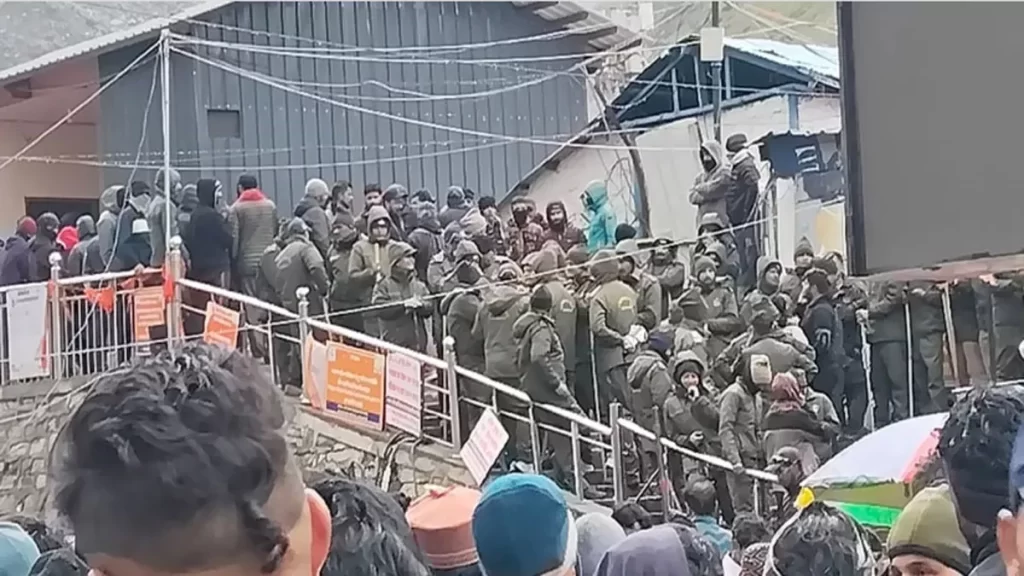 केदारनाथ में वीआइपी दर्शन को लेकर पुलिस और हेलीकॉप्टर कर्मियों के बीच हुई झड़प
