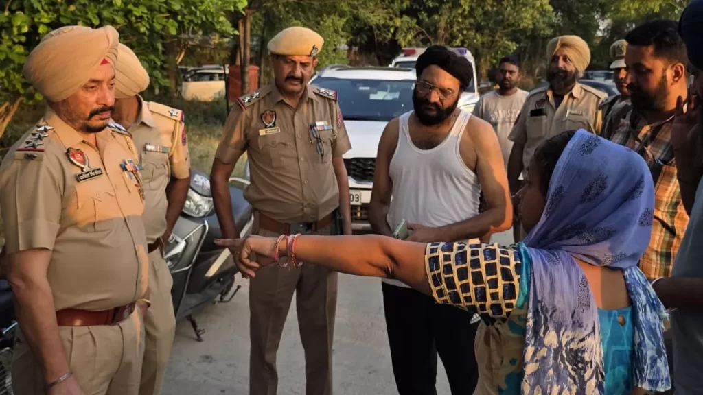 रेलवे चौकी प्रभारी ने महिला के साथ की छेड़खानी, महिला ने जड़े थप्पड़