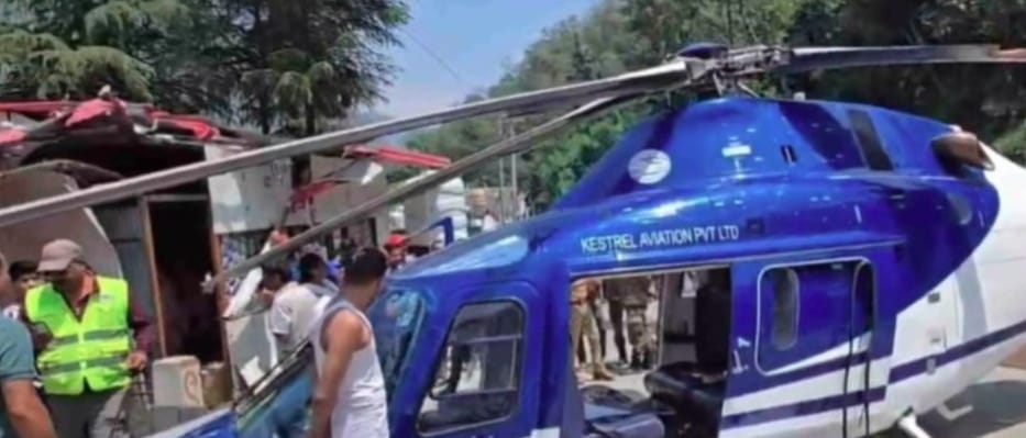 A major accident was averted in Rudraprayag, a technical fault occurred in the helicopter, emergency landing was made on the road