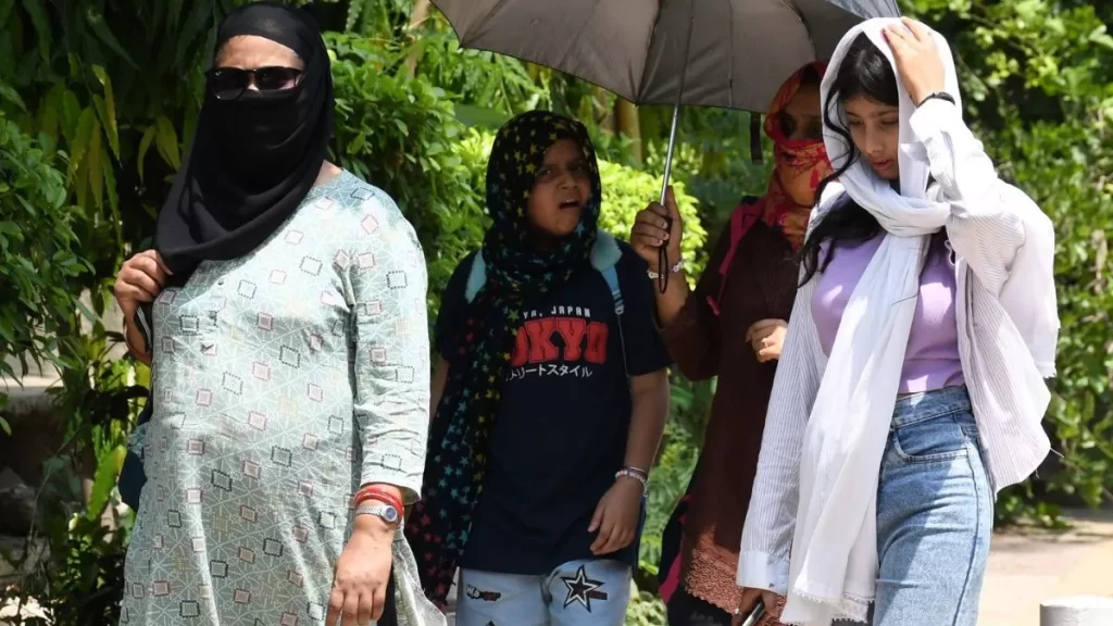 दिल्ली में गर्मी का कहर जारी, लू चलने से 44 डिग्री के पार जाएगा तापमान