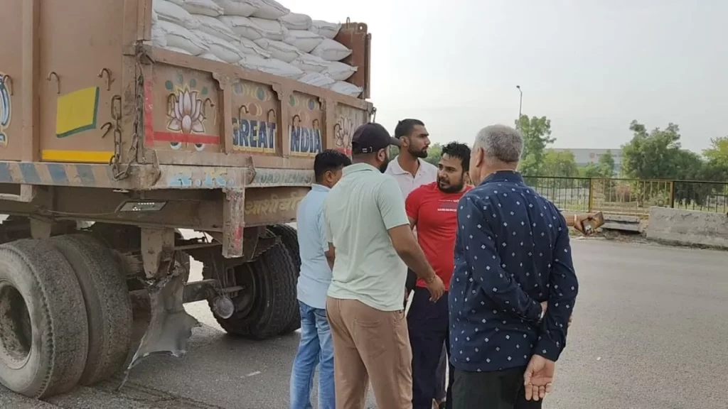 खाटू श्याम के दर्शन कर लौट रहे, ट्रक और कार की टक्कर में तीन लोगों की मौत