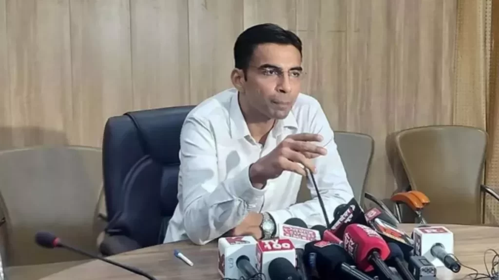 लापरवाही बरतने वाले अधिकारियों पर सख्त कार्रवाई डीएम ने दिए निर्देश