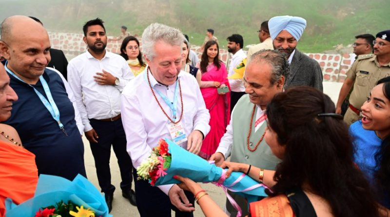 प्राकृतिक सौंदर्य और लोकसंस्कृति ने मोहा विदेशी मेहमानों का मन