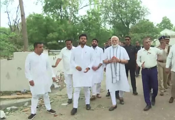 पीएम मोदी ने घटनास्थल का किया दौरा, अधिकारियों से ली विस्तृत जानकारी