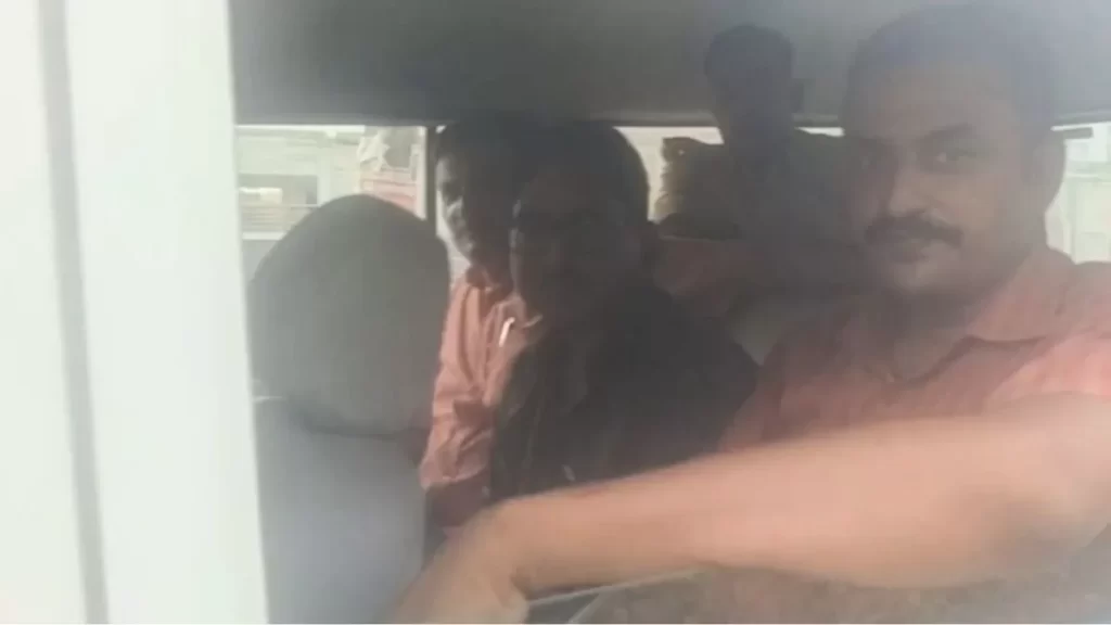 सिवान में राजस्व कर्मचारी 35 हजार की रिश्वत लेते गिरफ्तार,विजिलेंस टीम ने रंगे हाथ दबोचा
