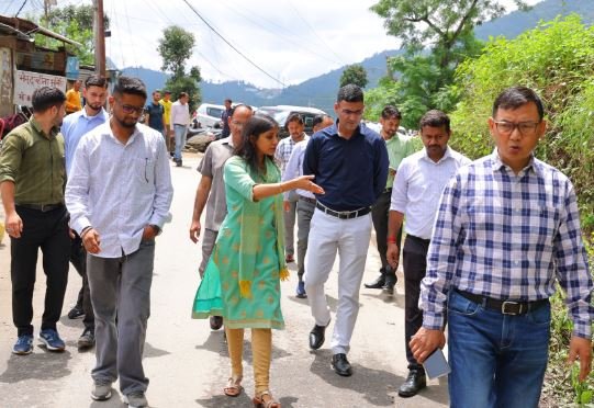 बरसाती पानी की उचित निकासी हेतु 26 जुलाई तक सड़क किनारे नाली और स्कपर बनाये एनएच: डीएम