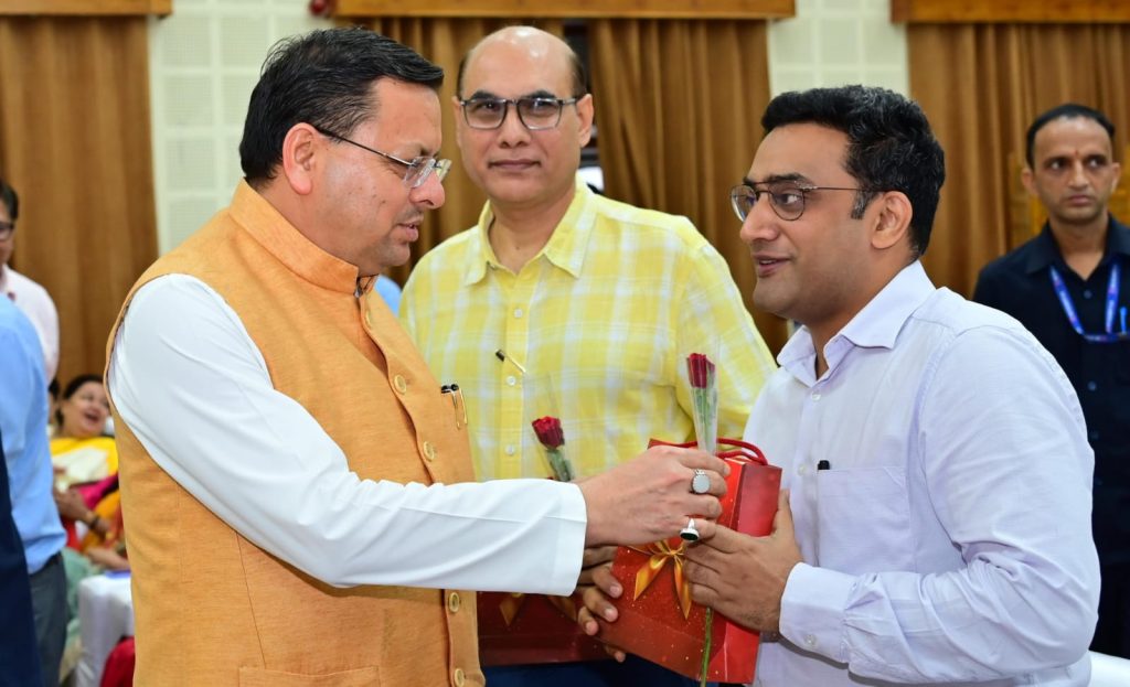 CM Dhami honored Dr. Sahil Mahajan, senior cardiologist of Shri Mahant Indresh Hospital