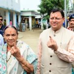 सीएम धामी ने अपनी माताजी के साथ किया मतदान