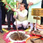 हरेला पर्व पर राज्यव्यापी पौधारोपण कार्यक्रम में मुख्यमंत्री ने रोपा रुद्राक्ष का पौधा