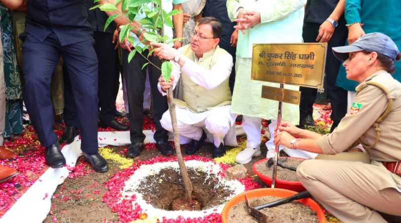 हरेला पर्व पर राज्यव्यापी पौधारोपण कार्यक्रम में मुख्यमंत्री ने रोपा रुद्राक्ष का पौधा