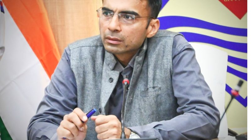 विशेषाधिकार का प्रयोग कर डीएम ने दोषी इंस्पेक्टर पिता का शस्त्र लाईसेंस किया निलम्बित