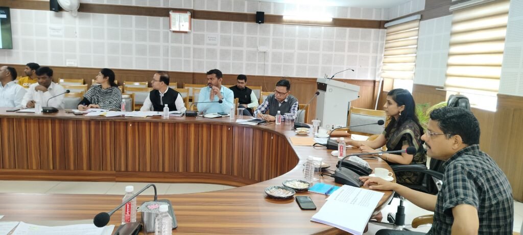 त्रिस्तरीय पंचायत चुनाव की तैयारियों को लेकर जिलाधिकारी ने ली बैठक, दिये सख़्त निर्देश