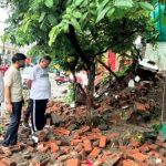 भारी बारिश से क्षतिग्रस्त दीवार का निरीक्षण करने पहुंचे कैबिनेट मंत्री गणेश जोशी, दिए त्वरित मरम्मत के निर्देश