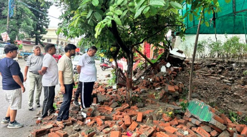 भारी बारिश से क्षतिग्रस्त दीवार का निरीक्षण करने पहुंचे कैबिनेट मंत्री गणेश जोशी, दिए त्वरित मरम्मत के निर्देश