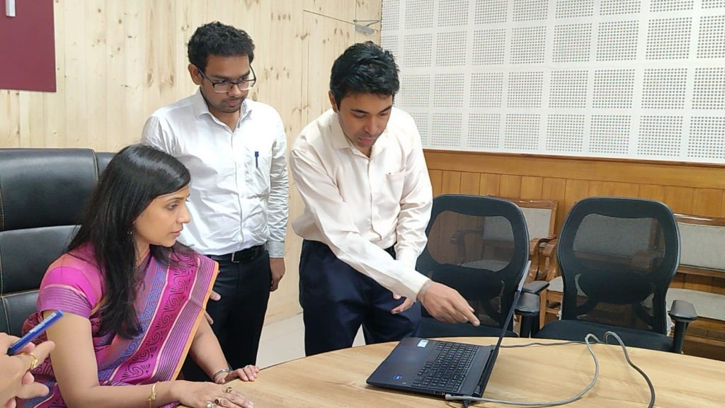 मतदान कार्मिकों का द्वितीय रेंडमाइजेशन संपन्न – Update Times