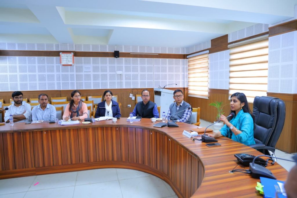 किसानों तक पहुंचे उन्नत तकनीक और योजनाओं की जानकारी: डीएम