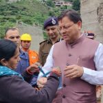 धराली आपदा में फंसी महिला ने मुख्यमंत्री धामी को दुपट्टे की राखी बांधी, सुरक्षित रेस्क्यू के बाद भावुक दृश्य