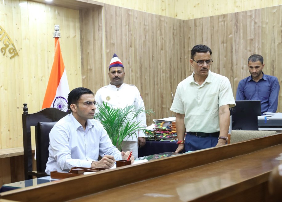 नशे के आदत वाले बेटों से परेशान मां ने डीएम से लगाई गुहार, डीएम ने लिया सख्त फैसला