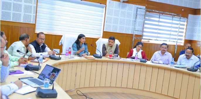 जिलाधिकारी ने डुप्लीकेसी रोकने के लिए आधार लिंक्ड डेटाबेस तैयार करने के दिए निर्देश