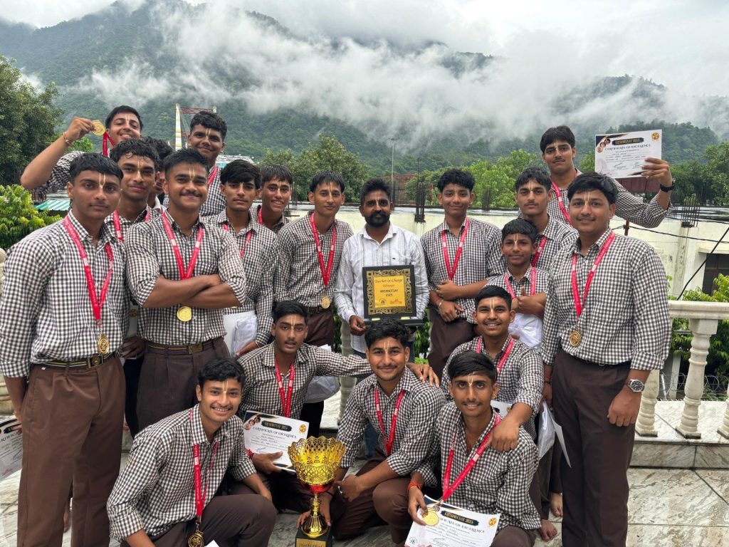 निर्मल आश्रम दीपमाला विद्यालय बना मटकी फोड़ प्रतियोगिता का विजेता