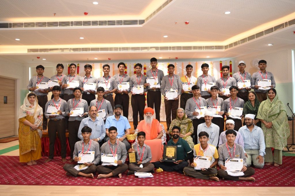 निर्मल आश्रम दीपमाला पब्लिक स्कूल के सुसज्जित सभागार में विभिन्न प्रतियोगिताओं में विजयी छात्र-छात्राओं को पुरस्कृत कर सम्मानित किया गया