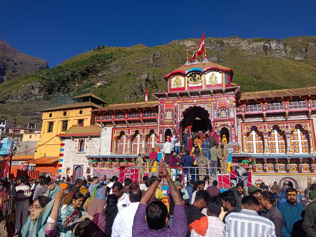 शारदीय नवरात्रि घट स्थापना एवं माता लक्ष्मी, देवी उर्वशी पूजा के साथ दुर्गासप्तशती पाठ शुरू हुआ