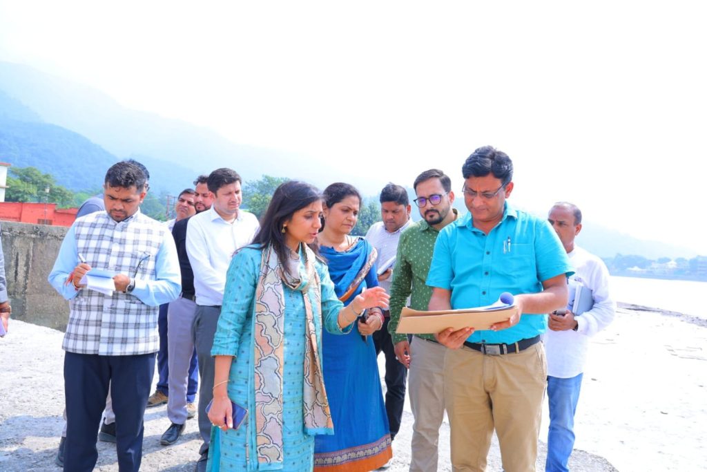 जिलाधिकारी ने स्वर्गाश्रम में तैयारियों का लिया जायज़ा, दिये ज़रूरी दिशा-निर्देश