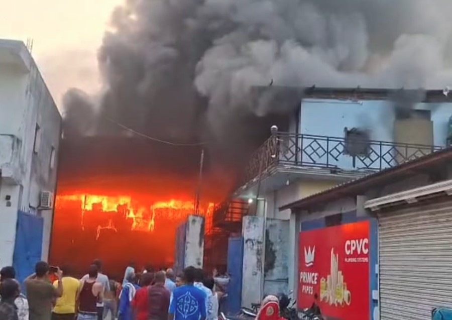 भूरारानी इलाके में पाइप गोदाम में लगी भीषण आग, लाखों का सामान जलकर हुआ खाक