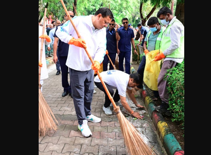 सीएम धामी ने किया ‘स्वच्छ उत्सव-2025’ का शुभारंभ, स्वयं झाड़ू लगाकर दिया स्वच्छता का संदेश