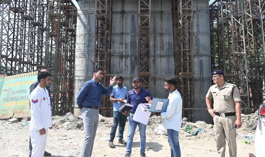 डीएम सविन बंसल ने भंडारीबाग रेलवे ओवरब्रिज निर्माण कार्यों का किया स्थलीय निरीक्षण