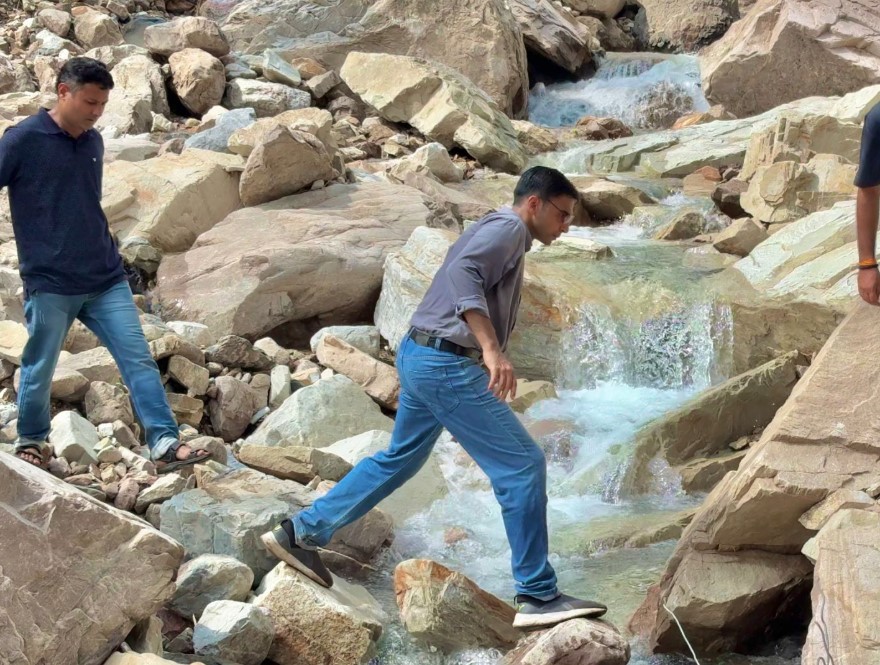 आपदा क्षेत्र फुलेत पहुंचे डीएम सविन बंसल, पैदल तय किया 12 किमी दुर्गम रास्ता